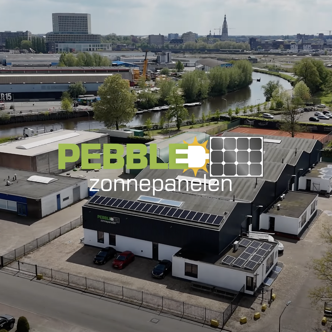 Screenshot uit de drone video met logo Pebble Zonnepanelen