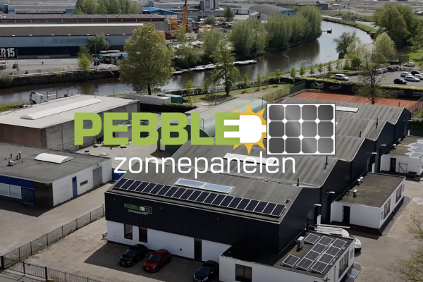 Screenshot uit de drone video met logo Pebble Zonnepanelen
